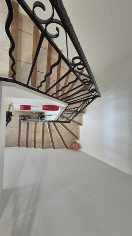 A VENDRE VILLA 3 FACES DE 118M² SUR TERRAIN DE 325M² A CANET EN ROUSSILLON - SECTEUR CANET SUD - EN IMPASSE - PROCHE DE TOUS LES COMMERCES ET A 100M DU SABLE - 3 CHAMBRES - GARAGE - PISCINE - CLIMATISATION REVERSIBLE.
Cette villa, aux normes et sans aucun travaux à prévoir, située sur l'un des meilleurs secteurs de la station, se compose en rez-de-chaussée d'un hall d'entrée, d'une pièce à vivre baignée de lumière avec un accès direct à sa terrasse abritée par sa superbe pergola bioclimatique, d'une cuisine américaine aménagée, d'une suite parentale avec son dressing et sa salle d'eau, et d'un toilette indépendant.
L'étage vous offre son coin nuit pour vos amis ou votre famille avec deux chambres dotées de placards, d'une double salle de bain et d'un toilette indépendant.
Vous apprécierez ses extérieus avec un jardin agrémenté sans entretien, sa terrasse parfaitement bien exposée, sa piscine couverte avec son abri semi-haut, sa cuisine d'été, garantissant de superbes moments de farniente en famille ou entre amis.
Villa très économique en terme de consommation électrice grace à ses 23 panneaux solaires pour une auto-consommation rapide.

Les + tout confort : climatisation réversible dans toutes les pièces, fibre, borne électrique de recharge voiture, forage, piscine semi abritée avec sel et régul ph, 23 panneaux solaires, carport, isolation parfaite, garage, alarme avec vidéo, menuiseries alu double vitrage et moustiquaires, volets roulants électriques, ballon thermodynamique, adoucisseur d'eau, arrosage automatique.

Le stationnement prévoit un garage de 17m², mais aussi le stationnement sur la parcelle sou abri d'un carport.

A la recherche de volumes, de confort, de prestations et de standing, cette vila sera idéale pour votre résidence principale, et parfaite pour votre résidence secondaire, les pieds dans l'eau.
Je reste à votre disposition pour toutes informations.