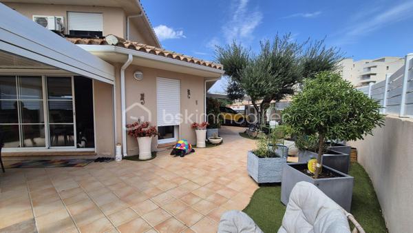 A VENDRE VILLA 3 FACES DE 118M² SUR TERRAIN DE 325M² A CANET EN ROUSSILLON - SECTEUR CANET SUD - EN IMPASSE - PROCHE DE TOUS LES COMMERCES ET A 100M DU SABLE - 3 CHAMBRES - GARAGE - PISCINE - CLIMATISATION REVERSIBLE.
Cette villa, aux normes et sans aucun travaux à prévoir, située sur l'un des meilleurs secteurs de la station, se compose en rez-de-chaussée d'un hall d'entrée, d'une pièce à vivre baignée de lumière avec un accès direct à sa terrasse abritée par sa superbe pergola bioclimatique, d'une cuisine américaine aménagée, d'une suite parentale avec son dressing et sa salle d'eau, et d'un toilette indépendant.
L'étage vous offre son coin nuit pour vos amis ou votre famille avec deux chambres dotées de placards, d'une double salle de bain et d'un toilette indépendant.
Vous apprécierez ses extérieus avec un jardin agrémenté sans entretien, sa terrasse parfaitement bien exposée, sa piscine couverte avec son abri semi-haut, sa cuisine d'été, garantissant de superbes moments de farniente en famille ou entre amis.
Villa très économique en terme de consommation électrice grace à ses 23 panneaux solaires pour une auto-consommation rapide.

Les + tout confort : climatisation réversible dans toutes les pièces, fibre, borne électrique de recharge voiture, forage, piscine semi abritée avec sel et régul ph, 23 panneaux solaires, carport, isolation parfaite, garage, alarme avec vidéo, menuiseries alu double vitrage et moustiquaires, volets roulants électriques, ballon thermodynamique, adoucisseur d'eau, arrosage automatique.

Le stationnement prévoit un garage de 17m², mais aussi le stationnement sur la parcelle sou abri d'un carport.

A la recherche de volumes, de confort, de prestations et de standing, cette vila sera idéale pour votre résidence principale, et parfaite pour votre résidence secondaire, les pieds dans l'eau.
Je reste à votre disposition pour toutes informations.