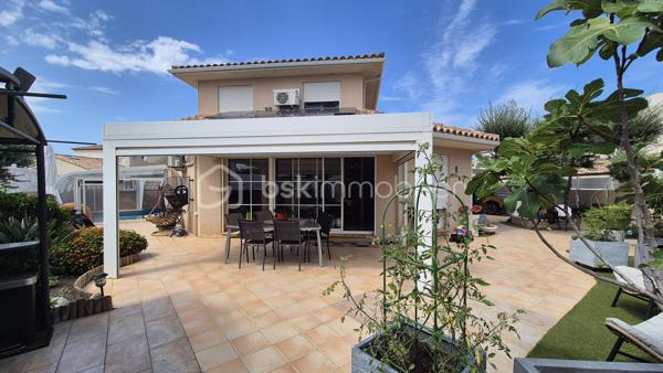 A VENDRE VILLA 3 FACES DE 118M² SUR TERRAIN DE 325M² A CANET EN ROUSSILLON - SECTEUR CANET SUD - EN IMPASSE - PROCHE DE TOUS LES COMMERCES ET A 100M DU SABLE - 3 CHAMBRES - GARAGE - PISCINE - CLIMATISATION REVERSIBLE.
Cette villa, aux normes et sans aucun travaux à prévoir, située sur l'un des meilleurs secteurs de la station, se compose en rez-de-chaussée d'un hall d'entrée, d'une pièce à vivre baignée de lumière avec un accès direct à sa terrasse abritée par sa superbe pergola bioclimatique, d'une cuisine américaine aménagée, d'une suite parentale avec son dressing et sa salle d'eau, et d'un toilette indépendant.
L'étage vous offre son coin nuit pour vos amis ou votre famille avec deux chambres dotées de placards, d'une double salle de bain et d'un toilette indépendant.
Vous apprécierez ses extérieus avec un jardin agrémenté sans entretien, sa terrasse parfaitement bien exposée, sa piscine couverte avec son abri semi-haut, sa cuisine d'été, garantissant de superbes moments de farniente en famille ou entre amis.
Villa très économique en terme de consommation électrice grace à ses 23 panneaux solaires pour une auto-consommation rapide.

Les + tout confort : climatisation réversible dans toutes les pièces, fibre, borne électrique de recharge voiture, forage, piscine semi abritée avec sel et régul ph, 23 panneaux solaires, carport, isolation parfaite, garage, alarme avec vidéo, menuiseries alu double vitrage et moustiquaires, volets roulants électriques, ballon thermodynamique, adoucisseur d'eau, arrosage automatique.

Le stationnement prévoit un garage de 17m², mais aussi le stationnement sur la parcelle sou abri d'un carport.

A la recherche de volumes, de confort, de prestations et de standing, cette vila sera idéale pour votre résidence principale, et parfaite pour votre résidence secondaire, les pieds dans l'eau.
Je reste à votre disposition pour toutes informations.