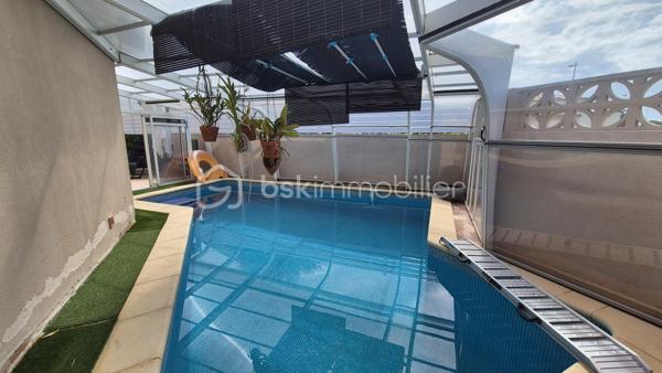 A VENDRE VILLA 3 FACES DE 118M² SUR TERRAIN DE 325M² A CANET EN ROUSSILLON - SECTEUR CANET SUD - EN IMPASSE - PROCHE DE TOUS LES COMMERCES ET A 100M DU SABLE - 3 CHAMBRES - GARAGE - PISCINE - CLIMATISATION REVERSIBLE.
Cette villa, aux normes et sans aucun travaux à prévoir, située sur l'un des meilleurs secteurs de la station, se compose en rez-de-chaussée d'un hall d'entrée, d'une pièce à vivre baignée de lumière avec un accès direct à sa terrasse abritée par sa superbe pergola bioclimatique, d'une cuisine américaine aménagée, d'une suite parentale avec son dressing et sa salle d'eau, et d'un toilette indépendant.
L'étage vous offre son coin nuit pour vos amis ou votre famille avec deux chambres dotées de placards, d'une double salle de bain et d'un toilette indépendant.
Vous apprécierez ses extérieus avec un jardin agrémenté sans entretien, sa terrasse parfaitement bien exposée, sa piscine couverte avec son abri semi-haut, sa cuisine d'été, garantissant de superbes moments de farniente en famille ou entre amis.
Villa très économique en terme de consommation électrice grace à ses 23 panneaux solaires pour une auto-consommation rapide.

Les + tout confort : climatisation réversible dans toutes les pièces, fibre, borne électrique de recharge voiture, forage, piscine semi abritée avec sel et régul ph, 23 panneaux solaires, carport, isolation parfaite, garage, alarme avec vidéo, menuiseries alu double vitrage et moustiquaires, volets roulants électriques, ballon thermodynamique, adoucisseur d'eau, arrosage automatique.

Le stationnement prévoit un garage de 17m², mais aussi le stationnement sur la parcelle sou abri d'un carport.

A la recherche de volumes, de confort, de prestations et de standing, cette vila sera idéale pour votre résidence principale, et parfaite pour votre résidence secondaire, les pieds dans l'eau.
Je reste à votre disposition pour toutes informations.