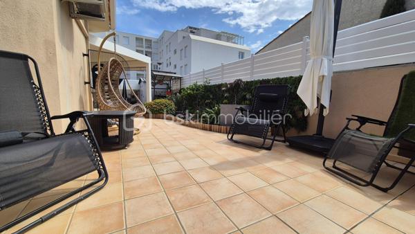 A VENDRE VILLA 3 FACES DE 118M² SUR TERRAIN DE 325M² A CANET EN ROUSSILLON - SECTEUR CANET SUD - EN IMPASSE - PROCHE DE TOUS LES COMMERCES ET A 100M DU SABLE - 3 CHAMBRES - GARAGE - PISCINE - CLIMATISATION REVERSIBLE.
Cette villa, aux normes et sans aucun travaux à prévoir, située sur l'un des meilleurs secteurs de la station, se compose en rez-de-chaussée d'un hall d'entrée, d'une pièce à vivre baignée de lumière avec un accès direct à sa terrasse abritée par sa superbe pergola bioclimatique, d'une cuisine américaine aménagée, d'une suite parentale avec son dressing et sa salle d'eau, et d'un toilette indépendant.
L'étage vous offre son coin nuit pour vos amis ou votre famille avec deux chambres dotées de placards, d'une double salle de bain et d'un toilette indépendant.
Vous apprécierez ses extérieus avec un jardin agrémenté sans entretien, sa terrasse parfaitement bien exposée, sa piscine couverte avec son abri semi-haut, sa cuisine d'été, garantissant de superbes moments de farniente en famille ou entre amis.
Villa très économique en terme de consommation électrice grace à ses 23 panneaux solaires pour une auto-consommation rapide.

Les + tout confort : climatisation réversible dans toutes les pièces, fibre, borne électrique de recharge voiture, forage, piscine semi abritée avec sel et régul ph, 23 panneaux solaires, carport, isolation parfaite, garage, alarme avec vidéo, menuiseries alu double vitrage et moustiquaires, volets roulants électriques, ballon thermodynamique, adoucisseur d'eau, arrosage automatique.

Le stationnement prévoit un garage de 17m², mais aussi le stationnement sur la parcelle sou abri d'un carport.

A la recherche de volumes, de confort, de prestations et de standing, cette vila sera idéale pour votre résidence principale, et parfaite pour votre résidence secondaire, les pieds dans l'eau.
Je reste à votre disposition pour toutes informations.