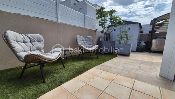 A VENDRE VILLA 3 FACES DE 118M² SUR TERRAIN DE 325M² A CANET EN ROUSSILLON - SECTEUR CANET SUD - EN IMPASSE - PROCHE DE TOUS LES COMMERCES ET A 100M DU SABLE - 3 CHAMBRES - GARAGE - PISCINE - CLIMATISATION REVERSIBLE.
Cette villa, aux normes et sans aucun travaux à prévoir, située sur l'un des meilleurs secteurs de la station, se compose en rez-de-chaussée d'un hall d'entrée, d'une pièce à vivre baignée de lumière avec un accès direct à sa terrasse abritée par sa superbe pergola bioclimatique, d'une cuisine américaine aménagée, d'une suite parentale avec son dressing et sa salle d'eau, et d'un toilette indépendant.
L'étage vous offre son coin nuit pour vos amis ou votre famille avec deux chambres dotées de placards, d'une double salle de bain et d'un toilette indépendant.
Vous apprécierez ses extérieus avec un jardin agrémenté sans entretien, sa terrasse parfaitement bien exposée, sa piscine couverte avec son abri semi-haut, sa cuisine d'été, garantissant de superbes moments de farniente en famille ou entre amis.
Villa très économique en terme de consommation électrice grace à ses 23 panneaux solaires pour une auto-consommation rapide.

Les + tout confort : climatisation réversible dans toutes les pièces, fibre, borne électrique de recharge voiture, forage, piscine semi abritée avec sel et régul ph, 23 panneaux solaires, carport, isolation parfaite, garage, alarme avec vidéo, menuiseries alu double vitrage et moustiquaires, volets roulants électriques, ballon thermodynamique, adoucisseur d'eau, arrosage automatique.

Le stationnement prévoit un garage de 17m², mais aussi le stationnement sur la parcelle sou abri d'un carport.

A la recherche de volumes, de confort, de prestations et de standing, cette vila sera idéale pour votre résidence principale, et parfaite pour votre résidence secondaire, les pieds dans l'eau.
Je reste à votre disposition pour toutes informations.