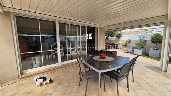A VENDRE VILLA 3 FACES DE 118M² SUR TERRAIN DE 325M² A CANET EN ROUSSILLON - SECTEUR CANET SUD - EN IMPASSE - PROCHE DE TOUS LES COMMERCES ET A 100M DU SABLE - 3 CHAMBRES - GARAGE - PISCINE - CLIMATISATION REVERSIBLE.
Cette villa, aux normes et sans aucun travaux à prévoir, située sur l'un des meilleurs secteurs de la station, se compose en rez-de-chaussée d'un hall d'entrée, d'une pièce à vivre baignée de lumière avec un accès direct à sa terrasse abritée par sa superbe pergola bioclimatique, d'une cuisine américaine aménagée, d'une suite parentale avec son dressing et sa salle d'eau, et d'un toilette indépendant.
L'étage vous offre son coin nuit pour vos amis ou votre famille avec deux chambres dotées de placards, d'une double salle de bain et d'un toilette indépendant.
Vous apprécierez ses extérieus avec un jardin agrémenté sans entretien, sa terrasse parfaitement bien exposée, sa piscine couverte avec son abri semi-haut, sa cuisine d'été, garantissant de superbes moments de farniente en famille ou entre amis.
Villa très économique en terme de consommation électrice grace à ses 23 panneaux solaires pour une auto-consommation rapide.

Les + tout confort : climatisation réversible dans toutes les pièces, fibre, borne électrique de recharge voiture, forage, piscine semi abritée avec sel et régul ph, 23 panneaux solaires, carport, isolation parfaite, garage, alarme avec vidéo, menuiseries alu double vitrage et moustiquaires, volets roulants électriques, ballon thermodynamique, adoucisseur d'eau, arrosage automatique.

Le stationnement prévoit un garage de 17m², mais aussi le stationnement sur la parcelle sou abri d'un carport.

A la recherche de volumes, de confort, de prestations et de standing, cette vila sera idéale pour votre résidence principale, et parfaite pour votre résidence secondaire, les pieds dans l'eau.
Je reste à votre disposition pour toutes informations.