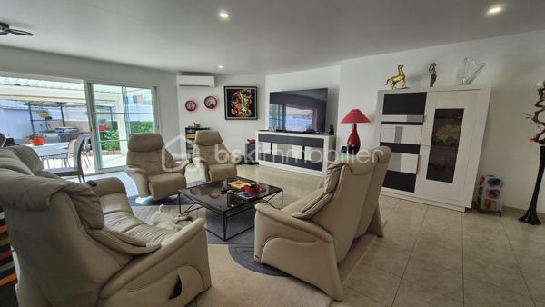 A VENDRE VILLA 3 FACES DE 118M² SUR TERRAIN DE 325M² A CANET EN ROUSSILLON - SECTEUR CANET SUD - EN IMPASSE - PROCHE DE TOUS LES COMMERCES ET A 100M DU SABLE - 3 CHAMBRES - GARAGE - PISCINE - CLIMATISATION REVERSIBLE.
Cette villa, aux normes et sans aucun travaux à prévoir, située sur l'un des meilleurs secteurs de la station, se compose en rez-de-chaussée d'un hall d'entrée, d'une pièce à vivre baignée de lumière avec un accès direct à sa terrasse abritée par sa superbe pergola bioclimatique, d'une cuisine américaine aménagée, d'une suite parentale avec son dressing et sa salle d'eau, et d'un toilette indépendant.
L'étage vous offre son coin nuit pour vos amis ou votre famille avec deux chambres dotées de placards, d'une double salle de bain et d'un toilette indépendant.
Vous apprécierez ses extérieus avec un jardin agrémenté sans entretien, sa terrasse parfaitement bien exposée, sa piscine couverte avec son abri semi-haut, sa cuisine d'été, garantissant de superbes moments de farniente en famille ou entre amis.
Villa très économique en terme de consommation électrice grace à ses 23 panneaux solaires pour une auto-consommation rapide.

Les + tout confort : climatisation réversible dans toutes les pièces, fibre, borne électrique de recharge voiture, forage, piscine semi abritée avec sel et régul ph, 23 panneaux solaires, carport, isolation parfaite, garage, alarme avec vidéo, menuiseries alu double vitrage et moustiquaires, volets roulants électriques, ballon thermodynamique, adoucisseur d'eau, arrosage automatique.

Le stationnement prévoit un garage de 17m², mais aussi le stationnement sur la parcelle sou abri d'un carport.

A la recherche de volumes, de confort, de prestations et de standing, cette vila sera idéale pour votre résidence principale, et parfaite pour votre résidence secondaire, les pieds dans l'eau.
Je reste à votre disposition pour toutes informations.