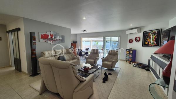 A VENDRE VILLA 3 FACES DE 118M² SUR TERRAIN DE 325M² A CANET EN ROUSSILLON - SECTEUR CANET SUD - EN IMPASSE - PROCHE DE TOUS LES COMMERCES ET A 100M DU SABLE - 3 CHAMBRES - GARAGE - PISCINE - CLIMATISATION REVERSIBLE.
Cette villa, aux normes et sans aucun travaux à prévoir, située sur l'un des meilleurs secteurs de la station, se compose en rez-de-chaussée d'un hall d'entrée, d'une pièce à vivre baignée de lumière avec un accès direct à sa terrasse abritée par sa superbe pergola bioclimatique, d'une cuisine américaine aménagée, d'une suite parentale avec son dressing et sa salle d'eau, et d'un toilette indépendant.
L'étage vous offre son coin nuit pour vos amis ou votre famille avec deux chambres dotées de placards, d'une double salle de bain et d'un toilette indépendant.
Vous apprécierez ses extérieus avec un jardin agrémenté sans entretien, sa terrasse parfaitement bien exposée, sa piscine couverte avec son abri semi-haut, sa cuisine d'été, garantissant de superbes moments de farniente en famille ou entre amis.
Villa très économique en terme de consommation électrice grace à ses 23 panneaux solaires pour une auto-consommation rapide.

Les + tout confort : climatisation réversible dans toutes les pièces, fibre, borne électrique de recharge voiture, forage, piscine semi abritée avec sel et régul ph, 23 panneaux solaires, carport, isolation parfaite, garage, alarme avec vidéo, menuiseries alu double vitrage et moustiquaires, volets roulants électriques, ballon thermodynamique, adoucisseur d'eau, arrosage automatique.

Le stationnement prévoit un garage de 17m², mais aussi le stationnement sur la parcelle sou abri d'un carport.

A la recherche de volumes, de confort, de prestations et de standing, cette vila sera idéale pour votre résidence principale, et parfaite pour votre résidence secondaire, les pieds dans l'eau.
Je reste à votre disposition pour toutes informations.