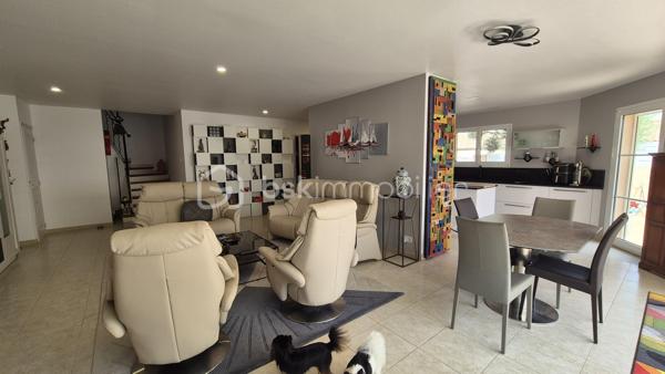 A VENDRE VILLA 3 FACES DE 118M² SUR TERRAIN DE 325M² A CANET EN ROUSSILLON - SECTEUR CANET SUD - EN IMPASSE - PROCHE DE TOUS LES COMMERCES ET A 100M DU SABLE - 3 CHAMBRES - GARAGE - PISCINE - CLIMATISATION REVERSIBLE.
Cette villa, aux normes et sans aucun travaux à prévoir, située sur l'un des meilleurs secteurs de la station, se compose en rez-de-chaussée d'un hall d'entrée, d'une pièce à vivre baignée de lumière avec un accès direct à sa terrasse abritée par sa superbe pergola bioclimatique, d'une cuisine américaine aménagée, d'une suite parentale avec son dressing et sa salle d'eau, et d'un toilette indépendant.
L'étage vous offre son coin nuit pour vos amis ou votre famille avec deux chambres dotées de placards, d'une double salle de bain et d'un toilette indépendant.
Vous apprécierez ses extérieus avec un jardin agrémenté sans entretien, sa terrasse parfaitement bien exposée, sa piscine couverte avec son abri semi-haut, sa cuisine d'été, garantissant de superbes moments de farniente en famille ou entre amis.
Villa très économique en terme de consommation électrice grace à ses 23 panneaux solaires pour une auto-consommation rapide.

Les + tout confort : climatisation réversible dans toutes les pièces, fibre, borne électrique de recharge voiture, forage, piscine semi abritée avec sel et régul ph, 23 panneaux solaires, carport, isolation parfaite, garage, alarme avec vidéo, menuiseries alu double vitrage et moustiquaires, volets roulants électriques, ballon thermodynamique, adoucisseur d'eau, arrosage automatique.

Le stationnement prévoit un garage de 17m², mais aussi le stationnement sur la parcelle sou abri d'un carport.

A la recherche de volumes, de confort, de prestations et de standing, cette vila sera idéale pour votre résidence principale, et parfaite pour votre résidence secondaire, les pieds dans l'eau.
Je reste à votre disposition pour toutes informations.