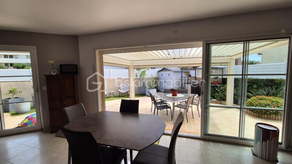 A VENDRE VILLA 3 FACES DE 118M² SUR TERRAIN DE 325M² A CANET EN ROUSSILLON - SECTEUR CANET SUD - EN IMPASSE - PROCHE DE TOUS LES COMMERCES ET A 100M DU SABLE - 3 CHAMBRES - GARAGE - PISCINE - CLIMATISATION REVERSIBLE.
Cette villa, aux normes et sans aucun travaux à prévoir, située sur l'un des meilleurs secteurs de la station, se compose en rez-de-chaussée d'un hall d'entrée, d'une pièce à vivre baignée de lumière avec un accès direct à sa terrasse abritée par sa superbe pergola bioclimatique, d'une cuisine américaine aménagée, d'une suite parentale avec son dressing et sa salle d'eau, et d'un toilette indépendant.
L'étage vous offre son coin nuit pour vos amis ou votre famille avec deux chambres dotées de placards, d'une double salle de bain et d'un toilette indépendant.
Vous apprécierez ses extérieus avec un jardin agrémenté sans entretien, sa terrasse parfaitement bien exposée, sa piscine couverte avec son abri semi-haut, sa cuisine d'été, garantissant de superbes moments de farniente en famille ou entre amis.
Villa très économique en terme de consommation électrice grace à ses 23 panneaux solaires pour une auto-consommation rapide.

Les + tout confort : climatisation réversible dans toutes les pièces, fibre, borne électrique de recharge voiture, forage, piscine semi abritée avec sel et régul ph, 23 panneaux solaires, carport, isolation parfaite, garage, alarme avec vidéo, menuiseries alu double vitrage et moustiquaires, volets roulants électriques, ballon thermodynamique, adoucisseur d'eau, arrosage automatique.

Le stationnement prévoit un garage de 17m², mais aussi le stationnement sur la parcelle sou abri d'un carport.

A la recherche de volumes, de confort, de prestations et de standing, cette vila sera idéale pour votre résidence principale, et parfaite pour votre résidence secondaire, les pieds dans l'eau.
Je reste à votre disposition pour toutes informations.