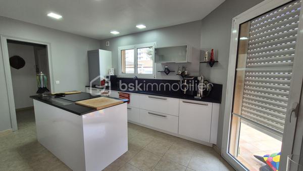 A VENDRE VILLA 3 FACES DE 118M² SUR TERRAIN DE 325M² A CANET EN ROUSSILLON - SECTEUR CANET SUD - EN IMPASSE - PROCHE DE TOUS LES COMMERCES ET A 100M DU SABLE - 3 CHAMBRES - GARAGE - PISCINE - CLIMATISATION REVERSIBLE.
Cette villa, aux normes et sans aucun travaux à prévoir, située sur l'un des meilleurs secteurs de la station, se compose en rez-de-chaussée d'un hall d'entrée, d'une pièce à vivre baignée de lumière avec un accès direct à sa terrasse abritée par sa superbe pergola bioclimatique, d'une cuisine américaine aménagée, d'une suite parentale avec son dressing et sa salle d'eau, et d'un toilette indépendant.
L'étage vous offre son coin nuit pour vos amis ou votre famille avec deux chambres dotées de placards, d'une double salle de bain et d'un toilette indépendant.
Vous apprécierez ses extérieus avec un jardin agrémenté sans entretien, sa terrasse parfaitement bien exposée, sa piscine couverte avec son abri semi-haut, sa cuisine d'été, garantissant de superbes moments de farniente en famille ou entre amis.
Villa très économique en terme de consommation électrice grace à ses 23 panneaux solaires pour une auto-consommation rapide.

Les + tout confort : climatisation réversible dans toutes les pièces, fibre, borne électrique de recharge voiture, forage, piscine semi abritée avec sel et régul ph, 23 panneaux solaires, carport, isolation parfaite, garage, alarme avec vidéo, menuiseries alu double vitrage et moustiquaires, volets roulants électriques, ballon thermodynamique, adoucisseur d'eau, arrosage automatique.

Le stationnement prévoit un garage de 17m², mais aussi le stationnement sur la parcelle sou abri d'un carport.

A la recherche de volumes, de confort, de prestations et de standing, cette vila sera idéale pour votre résidence principale, et parfaite pour votre résidence secondaire, les pieds dans l'eau.
Je reste à votre disposition pour toutes informations.