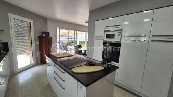 A VENDRE VILLA 3 FACES DE 118M² SUR TERRAIN DE 325M² A CANET EN ROUSSILLON - SECTEUR CANET SUD - EN IMPASSE - PROCHE DE TOUS LES COMMERCES ET A 100M DU SABLE - 3 CHAMBRES - GARAGE - PISCINE - CLIMATISATION REVERSIBLE.
Cette villa, aux normes et sans aucun travaux à prévoir, située sur l'un des meilleurs secteurs de la station, se compose en rez-de-chaussée d'un hall d'entrée, d'une pièce à vivre baignée de lumière avec un accès direct à sa terrasse abritée par sa superbe pergola bioclimatique, d'une cuisine américaine aménagée, d'une suite parentale avec son dressing et sa salle d'eau, et d'un toilette indépendant.
L'étage vous offre son coin nuit pour vos amis ou votre famille avec deux chambres dotées de placards, d'une double salle de bain et d'un toilette indépendant.
Vous apprécierez ses extérieus avec un jardin agrémenté sans entretien, sa terrasse parfaitement bien exposée, sa piscine couverte avec son abri semi-haut, sa cuisine d'été, garantissant de superbes moments de farniente en famille ou entre amis.
Villa très économique en terme de consommation électrice grace à ses 23 panneaux solaires pour une auto-consommation rapide.

Les + tout confort : climatisation réversible dans toutes les pièces, fibre, borne électrique de recharge voiture, forage, piscine semi abritée avec sel et régul ph, 23 panneaux solaires, carport, isolation parfaite, garage, alarme avec vidéo, menuiseries alu double vitrage et moustiquaires, volets roulants électriques, ballon thermodynamique, adoucisseur d'eau, arrosage automatique.

Le stationnement prévoit un garage de 17m², mais aussi le stationnement sur la parcelle sou abri d'un carport.

A la recherche de volumes, de confort, de prestations et de standing, cette vila sera idéale pour votre résidence principale, et parfaite pour votre résidence secondaire, les pieds dans l'eau.
Je reste à votre disposition pour toutes informations.