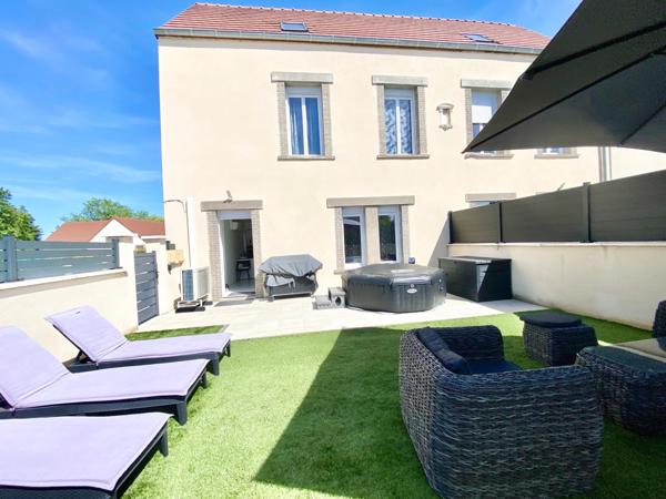 maison jumelée dans une bâtisse de caractère alliant modernité et charme de l’ancien