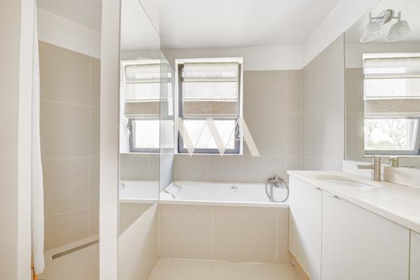 Appartement
         5 pièces
        - 140 m² Bien prestige 1 590 000 € *