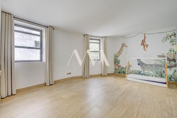 Appartement
         5 pièces
        - 140 m² Bien prestige 1 590 000 € *