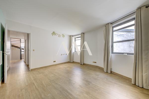 Appartement
         5 pièces
        - 140 m² Bien prestige 1 590 000 € *