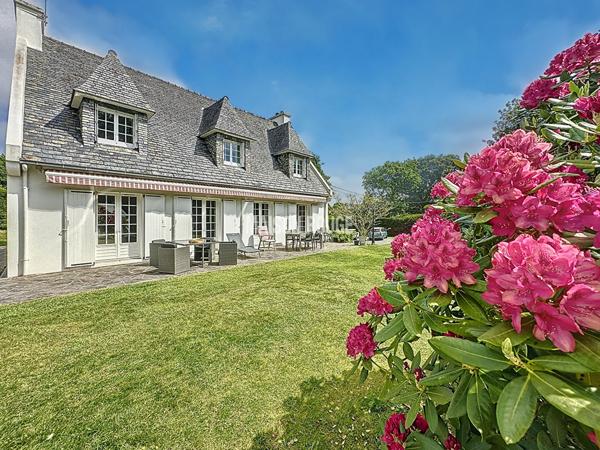 Maison éco-confort et raffinement : maison familiale avec piscine à Lannion