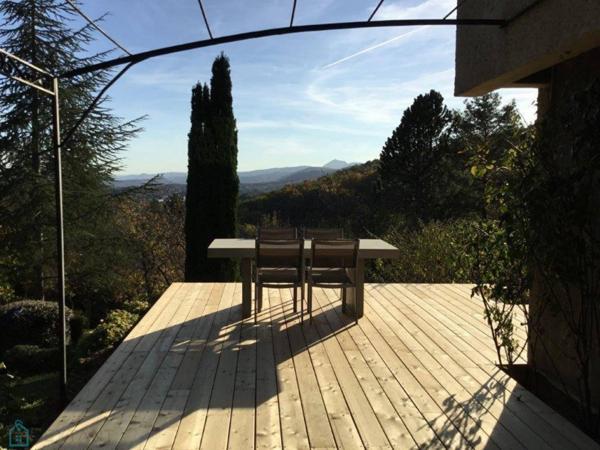 BELLE VILLA D'ARCHITECTE AVEC VUE EXCEPTIONNELLE. SECTEUR CHATEL-GUYON