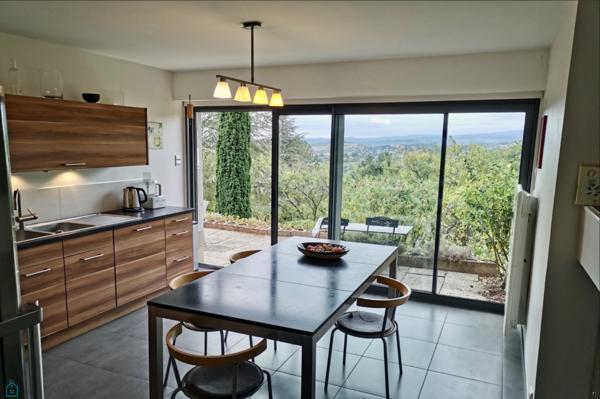 BELLE VILLA D'ARCHITECTE AVEC VUE EXCEPTIONNELLE. SECTEUR CHATEL-GUYON