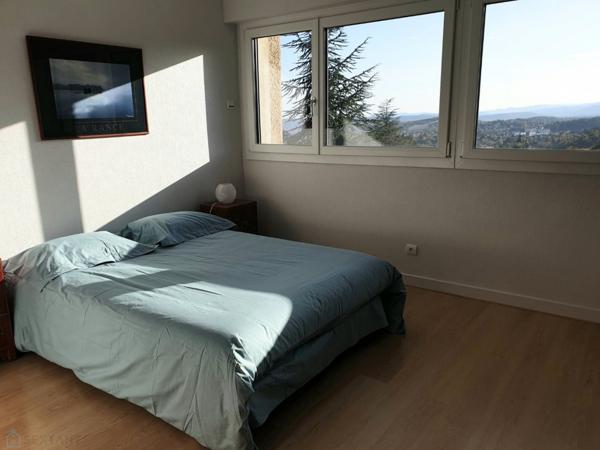 BELLE VILLA D'ARCHITECTE AVEC VUE EXCEPTIONNELLE. SECTEUR CHATEL-GUYON