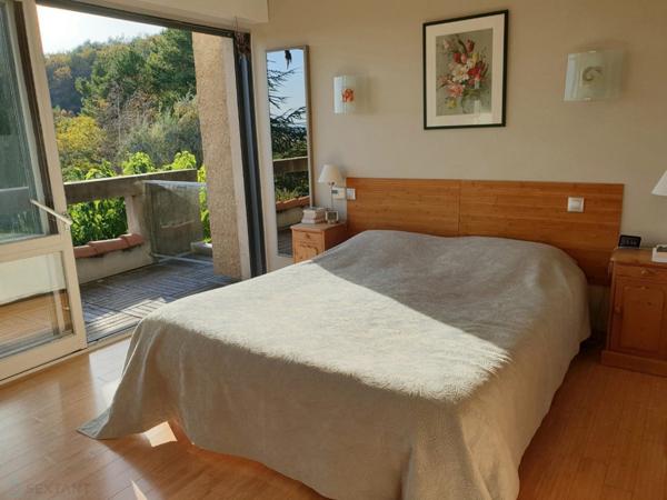 BELLE VILLA D'ARCHITECTE AVEC VUE EXCEPTIONNELLE. SECTEUR CHATEL-GUYON