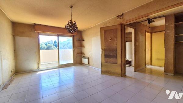 Fabron / Bd Montréal - 2 Pièces à rénover avec terrasse, vue mer et parking.