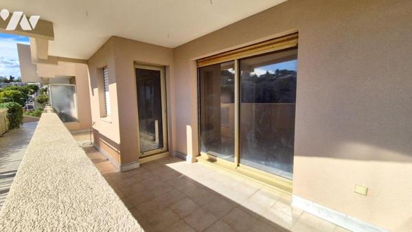 Fabron / Bd Montréal - 2 Pièces à rénover avec terrasse, vue mer et parking.