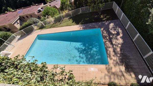 Fabron / Bd Montréal - 2 Pièces à rénover avec terrasse, vue mer et parking.