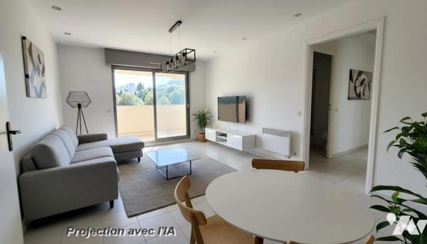 Fabron / Bd Montréal - 2 Pièces à rénover avec terrasse, vue mer et parking.