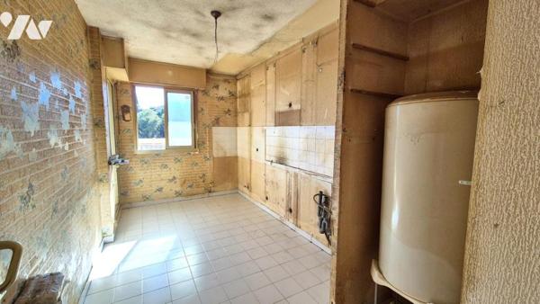 Fabron / Bd Montréal - 2 Pièces à rénover avec terrasse, vue mer et parking.