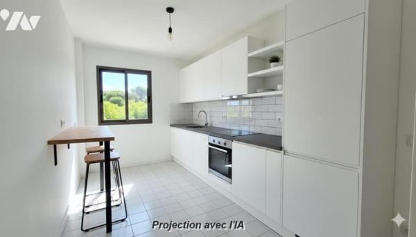 Fabron / Bd Montréal - 2 Pièces à rénover avec terrasse, vue mer et parking.