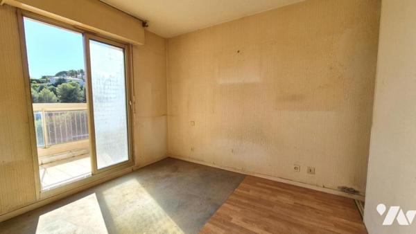 Fabron / Bd Montréal - 2 Pièces à rénover avec terrasse, vue mer et parking.