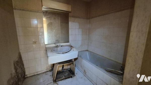 Fabron / Bd Montréal - 2 Pièces à rénover avec terrasse, vue mer et parking.