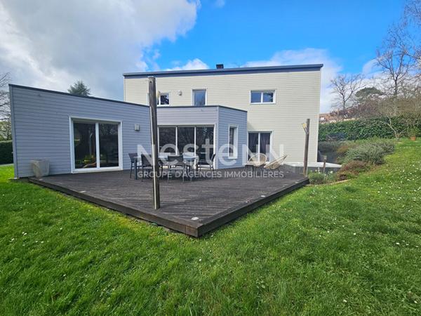 EXCLUSIVITE LA FLECHE Superbe maison d'architecte en bois avec SPA et jardin agréable
