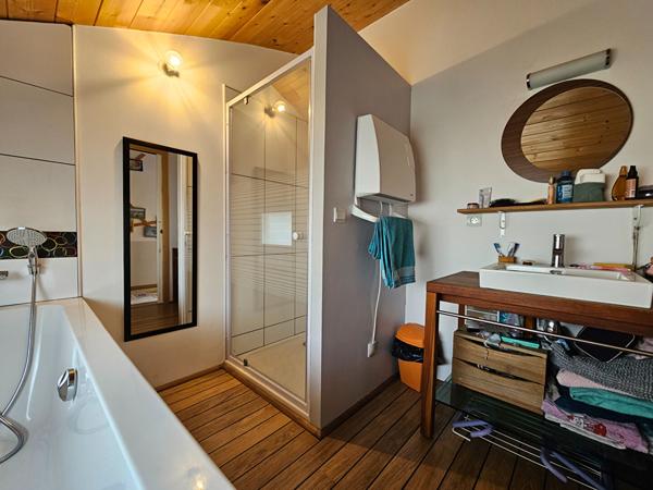 EXCLUSIVITE LA FLECHE Superbe maison d'architecte en bois avec SPA et jardin agréable