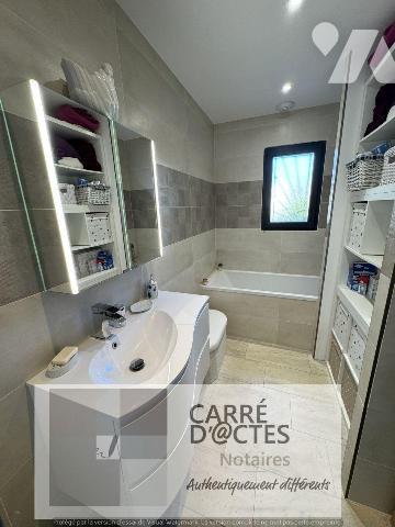 Les Notaires Associés CARRE D'@CTES vous proposent : Cette Villa récente et moderne achevée en ...