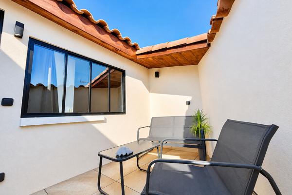 MÈZE CENTRE - Maison de ville d'exception - T3 meublée avec terrasse tropézienne