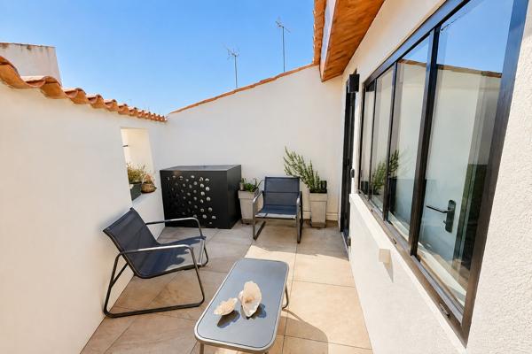 MÈZE CENTRE - Maison de ville d'exception - T3 meublée avec terrasse tropézienne