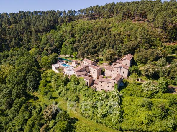 Un Hameau Privé Confidentiel au Cœur de l’Ardèche Méridionale