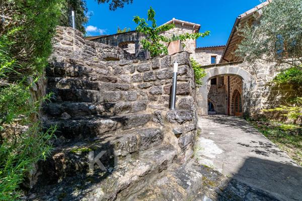 Un Hameau Privé Confidentiel au Cœur de l’Ardèche Méridionale