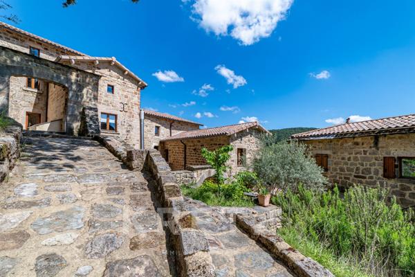 Un Hameau Privé Confidentiel au Cœur de l’Ardèche Méridionale