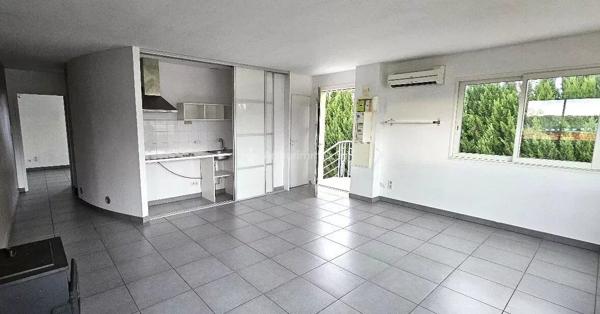 Location Local commercial 2 pièces 57 m2 à Le Sequestre