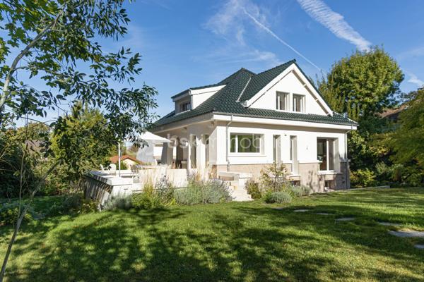 Au sein du prestigieux Domaine de Grand Champ, dans un environnement résidentiel privilégié à proximité immédiate de Saint-Germain-en-Laye, cette maison d'architecte entièrement rénovée en 2024 développe 201 m² habitables sur un magnifique terrain arboré de 1 265 m².

Dès l'entrée, les volumes généreux, la luminosité et la qualité des prestations séduisent immédiatement. Le rez-de-chaussée accueille un vaste séjour et une salle à manger traversants, ouverts sur le jardin par une élégante façade vitrée aux lignes courbes. La cuisine, aménagée sur mesure, indépendante tout en restant ouverte sur les espaces de vie, est équipée d'un îlot central en granit et de plans de travail en Corian. Elle se prolonge naturellement vers une agréable terrasse de 30 m². Un bureau bénéficiant d'une vue sur le jardin, un vestiaire et un WC invités complètent ce niveau.

À l'étage, l'espace nuit se compose de deux chambres avec placards intégrés. La première bénéficie d'une spacieuse salle d'eau avec WC. La seconde dispose également de sa propre salle d'eau avec WC. Les deux chambres s'organisent autour d'un dressing central réalisé sur mesure.

Le rez-de-jardin, accessible de plain-pied et bénéficiant d'une entrée indépendante, constitue un véritable espace de vie complémentaire. Il comprend un salon télévision, cinéma ou bibliothèque bénéficiant d'une isolation acoustique renforcée, deux chambres supplémentaires avec placards, une salle d'eau avec WC, une kitchenette ainsi qu'une buanderie aménagée et équipée.

Un studio indépendant entièrement équipé complète l'ensemble et offre de nombreuses possibilités : accueil de la famille, activité professionnelle, hébergement d'amis ou logement autonome.

La rénovation a été réalisée avec une attention particulière portée au confort et à la performance énergétique : isolation complète, menuiseries aluminium à profilés fins, ventilation double flux thermodynamique assurant chauffage et rafraîchissement, rangements sur mesure et équipements récents. La maison est classée DPE C et bénéficie des garanties décennales liées aux travaux réalisés.

Garage motorisé, stationnements extérieurs et portail automatique viennent parfaire les prestations. 

Une propriété rare, alliant architecture, confort contemporain et qualité de vie, au cœur de l'un des secteurs les plus recherchés de l'Ouest parisien.