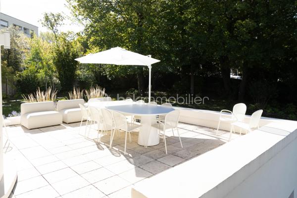 Au sein du prestigieux Domaine de Grand Champ, dans un environnement résidentiel privilégié à proximité immédiate de Saint-Germain-en-Laye, cette maison d'architecte entièrement rénovée en 2024 développe 201 m² habitables sur un magnifique terrain arboré de 1 265 m².

Dès l'entrée, les volumes généreux, la luminosité et la qualité des prestations séduisent immédiatement. Le rez-de-chaussée accueille un vaste séjour et une salle à manger traversants, ouverts sur le jardin par une élégante façade vitrée aux lignes courbes. La cuisine, aménagée sur mesure, indépendante tout en restant ouverte sur les espaces de vie, est équipée d'un îlot central en granit et de plans de travail en Corian. Elle se prolonge naturellement vers une agréable terrasse de 30 m². Un bureau bénéficiant d'une vue sur le jardin, un vestiaire et un WC invités complètent ce niveau.

À l'étage, l'espace nuit se compose de deux chambres avec placards intégrés. La première bénéficie d'une spacieuse salle d'eau avec WC. La seconde dispose également de sa propre salle d'eau avec WC. Les deux chambres s'organisent autour d'un dressing central réalisé sur mesure.

Le rez-de-jardin, accessible de plain-pied et bénéficiant d'une entrée indépendante, constitue un véritable espace de vie complémentaire. Il comprend un salon télévision, cinéma ou bibliothèque bénéficiant d'une isolation acoustique renforcée, deux chambres supplémentaires avec placards, une salle d'eau avec WC, une kitchenette ainsi qu'une buanderie aménagée et équipée.

Un studio indépendant entièrement équipé complète l'ensemble et offre de nombreuses possibilités : accueil de la famille, activité professionnelle, hébergement d'amis ou logement autonome.

La rénovation a été réalisée avec une attention particulière portée au confort et à la performance énergétique : isolation complète, menuiseries aluminium à profilés fins, ventilation double flux thermodynamique assurant chauffage et rafraîchissement, rangements sur mesure et équipements récents. La maison est classée DPE C et bénéficie des garanties décennales liées aux travaux réalisés.

Garage motorisé, stationnements extérieurs et portail automatique viennent parfaire les prestations. 

Une propriété rare, alliant architecture, confort contemporain et qualité de vie, au cœur de l'un des secteurs les plus recherchés de l'Ouest parisien.