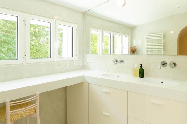 Au sein du prestigieux Domaine de Grand Champ, dans un environnement résidentiel privilégié à proximité immédiate de Saint-Germain-en-Laye, cette maison d'architecte entièrement rénovée en 2024 développe 201 m² habitables sur un magnifique terrain arboré de 1 265 m².

Dès l'entrée, les volumes généreux, la luminosité et la qualité des prestations séduisent immédiatement. Le rez-de-chaussée accueille un vaste séjour et une salle à manger traversants, ouverts sur le jardin par une élégante façade vitrée aux lignes courbes. La cuisine, aménagée sur mesure, indépendante tout en restant ouverte sur les espaces de vie, est équipée d'un îlot central en granit et de plans de travail en Corian. Elle se prolonge naturellement vers une agréable terrasse de 30 m². Un bureau bénéficiant d'une vue sur le jardin, un vestiaire et un WC invités complètent ce niveau.

À l'étage, l'espace nuit se compose de deux chambres avec placards intégrés. La première bénéficie d'une spacieuse salle d'eau avec WC. La seconde dispose également de sa propre salle d'eau avec WC. Les deux chambres s'organisent autour d'un dressing central réalisé sur mesure.

Le rez-de-jardin, accessible de plain-pied et bénéficiant d'une entrée indépendante, constitue un véritable espace de vie complémentaire. Il comprend un salon télévision, cinéma ou bibliothèque bénéficiant d'une isolation acoustique renforcée, deux chambres supplémentaires avec placards, une salle d'eau avec WC, une kitchenette ainsi qu'une buanderie aménagée et équipée.

Un studio indépendant entièrement équipé complète l'ensemble et offre de nombreuses possibilités : accueil de la famille, activité professionnelle, hébergement d'amis ou logement autonome.

La rénovation a été réalisée avec une attention particulière portée au confort et à la performance énergétique : isolation complète, menuiseries aluminium à profilés fins, ventilation double flux thermodynamique assurant chauffage et rafraîchissement, rangements sur mesure et équipements récents. La maison est classée DPE C et bénéficie des garanties décennales liées aux travaux réalisés.

Garage motorisé, stationnements extérieurs et portail automatique viennent parfaire les prestations. 

Une propriété rare, alliant architecture, confort contemporain et qualité de vie, au cœur de l'un des secteurs les plus recherchés de l'Ouest parisien.