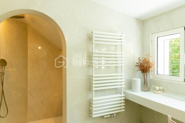 Au sein du prestigieux Domaine de Grand Champ, dans un environnement résidentiel privilégié à proximité immédiate de Saint-Germain-en-Laye, cette maison d'architecte entièrement rénovée en 2024 développe 201 m² habitables sur un magnifique terrain arboré de 1 265 m².

Dès l'entrée, les volumes généreux, la luminosité et la qualité des prestations séduisent immédiatement. Le rez-de-chaussée accueille un vaste séjour et une salle à manger traversants, ouverts sur le jardin par une élégante façade vitrée aux lignes courbes. La cuisine, aménagée sur mesure, indépendante tout en restant ouverte sur les espaces de vie, est équipée d'un îlot central en granit et de plans de travail en Corian. Elle se prolonge naturellement vers une agréable terrasse de 30 m². Un bureau bénéficiant d'une vue sur le jardin, un vestiaire et un WC invités complètent ce niveau.

À l'étage, l'espace nuit se compose de deux chambres avec placards intégrés. La première bénéficie d'une spacieuse salle d'eau avec WC. La seconde dispose également de sa propre salle d'eau avec WC. Les deux chambres s'organisent autour d'un dressing central réalisé sur mesure.

Le rez-de-jardin, accessible de plain-pied et bénéficiant d'une entrée indépendante, constitue un véritable espace de vie complémentaire. Il comprend un salon télévision, cinéma ou bibliothèque bénéficiant d'une isolation acoustique renforcée, deux chambres supplémentaires avec placards, une salle d'eau avec WC, une kitchenette ainsi qu'une buanderie aménagée et équipée.

Un studio indépendant entièrement équipé complète l'ensemble et offre de nombreuses possibilités : accueil de la famille, activité professionnelle, hébergement d'amis ou logement autonome.

La rénovation a été réalisée avec une attention particulière portée au confort et à la performance énergétique : isolation complète, menuiseries aluminium à profilés fins, ventilation double flux thermodynamique assurant chauffage et rafraîchissement, rangements sur mesure et équipements récents. La maison est classée DPE C et bénéficie des garanties décennales liées aux travaux réalisés.

Garage motorisé, stationnements extérieurs et portail automatique viennent parfaire les prestations. 

Une propriété rare, alliant architecture, confort contemporain et qualité de vie, au cœur de l'un des secteurs les plus recherchés de l'Ouest parisien.