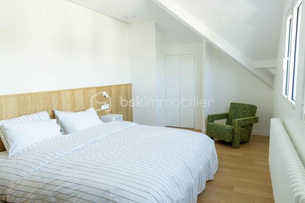Au sein du prestigieux Domaine de Grand Champ, dans un environnement résidentiel privilégié à proximité immédiate de Saint-Germain-en-Laye, cette maison d'architecte entièrement rénovée en 2024 développe 201 m² habitables sur un magnifique terrain arboré de 1 265 m².

Dès l'entrée, les volumes généreux, la luminosité et la qualité des prestations séduisent immédiatement. Le rez-de-chaussée accueille un vaste séjour et une salle à manger traversants, ouverts sur le jardin par une élégante façade vitrée aux lignes courbes. La cuisine, aménagée sur mesure, indépendante tout en restant ouverte sur les espaces de vie, est équipée d'un îlot central en granit et de plans de travail en Corian. Elle se prolonge naturellement vers une agréable terrasse de 30 m². Un bureau bénéficiant d'une vue sur le jardin, un vestiaire et un WC invités complètent ce niveau.

À l'étage, l'espace nuit se compose de deux chambres avec placards intégrés. La première bénéficie d'une spacieuse salle d'eau avec WC. La seconde dispose également de sa propre salle d'eau avec WC. Les deux chambres s'organisent autour d'un dressing central réalisé sur mesure.

Le rez-de-jardin, accessible de plain-pied et bénéficiant d'une entrée indépendante, constitue un véritable espace de vie complémentaire. Il comprend un salon télévision, cinéma ou bibliothèque bénéficiant d'une isolation acoustique renforcée, deux chambres supplémentaires avec placards, une salle d'eau avec WC, une kitchenette ainsi qu'une buanderie aménagée et équipée.

Un studio indépendant entièrement équipé complète l'ensemble et offre de nombreuses possibilités : accueil de la famille, activité professionnelle, hébergement d'amis ou logement autonome.

La rénovation a été réalisée avec une attention particulière portée au confort et à la performance énergétique : isolation complète, menuiseries aluminium à profilés fins, ventilation double flux thermodynamique assurant chauffage et rafraîchissement, rangements sur mesure et équipements récents. La maison est classée DPE C et bénéficie des garanties décennales liées aux travaux réalisés.

Garage motorisé, stationnements extérieurs et portail automatique viennent parfaire les prestations. 

Une propriété rare, alliant architecture, confort contemporain et qualité de vie, au cœur de l'un des secteurs les plus recherchés de l'Ouest parisien.