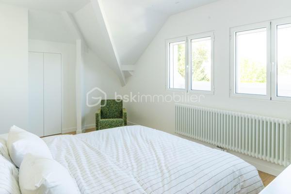 Au sein du prestigieux Domaine de Grand Champ, dans un environnement résidentiel privilégié à proximité immédiate de Saint-Germain-en-Laye, cette maison d'architecte entièrement rénovée en 2024 développe 201 m² habitables sur un magnifique terrain arboré de 1 265 m².

Dès l'entrée, les volumes généreux, la luminosité et la qualité des prestations séduisent immédiatement. Le rez-de-chaussée accueille un vaste séjour et une salle à manger traversants, ouverts sur le jardin par une élégante façade vitrée aux lignes courbes. La cuisine, aménagée sur mesure, indépendante tout en restant ouverte sur les espaces de vie, est équipée d'un îlot central en granit et de plans de travail en Corian. Elle se prolonge naturellement vers une agréable terrasse de 30 m². Un bureau bénéficiant d'une vue sur le jardin, un vestiaire et un WC invités complètent ce niveau.

À l'étage, l'espace nuit se compose de deux chambres avec placards intégrés. La première bénéficie d'une spacieuse salle d'eau avec WC. La seconde dispose également de sa propre salle d'eau avec WC. Les deux chambres s'organisent autour d'un dressing central réalisé sur mesure.

Le rez-de-jardin, accessible de plain-pied et bénéficiant d'une entrée indépendante, constitue un véritable espace de vie complémentaire. Il comprend un salon télévision, cinéma ou bibliothèque bénéficiant d'une isolation acoustique renforcée, deux chambres supplémentaires avec placards, une salle d'eau avec WC, une kitchenette ainsi qu'une buanderie aménagée et équipée.

Un studio indépendant entièrement équipé complète l'ensemble et offre de nombreuses possibilités : accueil de la famille, activité professionnelle, hébergement d'amis ou logement autonome.

La rénovation a été réalisée avec une attention particulière portée au confort et à la performance énergétique : isolation complète, menuiseries aluminium à profilés fins, ventilation double flux thermodynamique assurant chauffage et rafraîchissement, rangements sur mesure et équipements récents. La maison est classée DPE C et bénéficie des garanties décennales liées aux travaux réalisés.

Garage motorisé, stationnements extérieurs et portail automatique viennent parfaire les prestations. 

Une propriété rare, alliant architecture, confort contemporain et qualité de vie, au cœur de l'un des secteurs les plus recherchés de l'Ouest parisien.