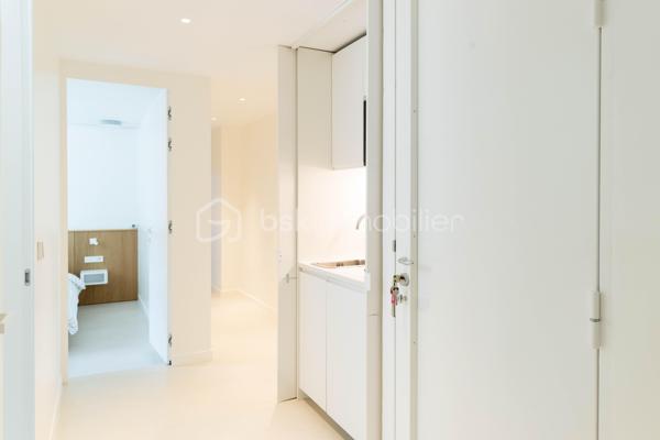 Au sein du prestigieux Domaine de Grand Champ, dans un environnement résidentiel privilégié à proximité immédiate de Saint-Germain-en-Laye, cette maison d'architecte entièrement rénovée en 2024 développe 201 m² habitables sur un magnifique terrain arboré de 1 265 m².

Dès l'entrée, les volumes généreux, la luminosité et la qualité des prestations séduisent immédiatement. Le rez-de-chaussée accueille un vaste séjour et une salle à manger traversants, ouverts sur le jardin par une élégante façade vitrée aux lignes courbes. La cuisine, aménagée sur mesure, indépendante tout en restant ouverte sur les espaces de vie, est équipée d'un îlot central en granit et de plans de travail en Corian. Elle se prolonge naturellement vers une agréable terrasse de 30 m². Un bureau bénéficiant d'une vue sur le jardin, un vestiaire et un WC invités complètent ce niveau.

À l'étage, l'espace nuit se compose de deux chambres avec placards intégrés. La première bénéficie d'une spacieuse salle d'eau avec WC. La seconde dispose également de sa propre salle d'eau avec WC. Les deux chambres s'organisent autour d'un dressing central réalisé sur mesure.

Le rez-de-jardin, accessible de plain-pied et bénéficiant d'une entrée indépendante, constitue un véritable espace de vie complémentaire. Il comprend un salon télévision, cinéma ou bibliothèque bénéficiant d'une isolation acoustique renforcée, deux chambres supplémentaires avec placards, une salle d'eau avec WC, une kitchenette ainsi qu'une buanderie aménagée et équipée.

Un studio indépendant entièrement équipé complète l'ensemble et offre de nombreuses possibilités : accueil de la famille, activité professionnelle, hébergement d'amis ou logement autonome.

La rénovation a été réalisée avec une attention particulière portée au confort et à la performance énergétique : isolation complète, menuiseries aluminium à profilés fins, ventilation double flux thermodynamique assurant chauffage et rafraîchissement, rangements sur mesure et équipements récents. La maison est classée DPE C et bénéficie des garanties décennales liées aux travaux réalisés.

Garage motorisé, stationnements extérieurs et portail automatique viennent parfaire les prestations. 

Une propriété rare, alliant architecture, confort contemporain et qualité de vie, au cœur de l'un des secteurs les plus recherchés de l'Ouest parisien.