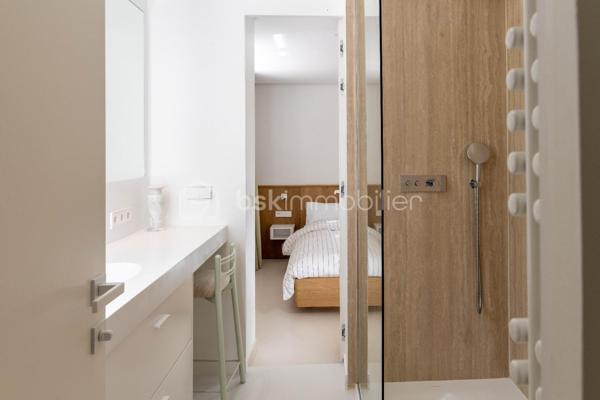 Au sein du prestigieux Domaine de Grand Champ, dans un environnement résidentiel privilégié à proximité immédiate de Saint-Germain-en-Laye, cette maison d'architecte entièrement rénovée en 2024 développe 201 m² habitables sur un magnifique terrain arboré de 1 265 m².

Dès l'entrée, les volumes généreux, la luminosité et la qualité des prestations séduisent immédiatement. Le rez-de-chaussée accueille un vaste séjour et une salle à manger traversants, ouverts sur le jardin par une élégante façade vitrée aux lignes courbes. La cuisine, aménagée sur mesure, indépendante tout en restant ouverte sur les espaces de vie, est équipée d'un îlot central en granit et de plans de travail en Corian. Elle se prolonge naturellement vers une agréable terrasse de 30 m². Un bureau bénéficiant d'une vue sur le jardin, un vestiaire et un WC invités complètent ce niveau.

À l'étage, l'espace nuit se compose de deux chambres avec placards intégrés. La première bénéficie d'une spacieuse salle d'eau avec WC. La seconde dispose également de sa propre salle d'eau avec WC. Les deux chambres s'organisent autour d'un dressing central réalisé sur mesure.

Le rez-de-jardin, accessible de plain-pied et bénéficiant d'une entrée indépendante, constitue un véritable espace de vie complémentaire. Il comprend un salon télévision, cinéma ou bibliothèque bénéficiant d'une isolation acoustique renforcée, deux chambres supplémentaires avec placards, une salle d'eau avec WC, une kitchenette ainsi qu'une buanderie aménagée et équipée.

Un studio indépendant entièrement équipé complète l'ensemble et offre de nombreuses possibilités : accueil de la famille, activité professionnelle, hébergement d'amis ou logement autonome.

La rénovation a été réalisée avec une attention particulière portée au confort et à la performance énergétique : isolation complète, menuiseries aluminium à profilés fins, ventilation double flux thermodynamique assurant chauffage et rafraîchissement, rangements sur mesure et équipements récents. La maison est classée DPE C et bénéficie des garanties décennales liées aux travaux réalisés.

Garage motorisé, stationnements extérieurs et portail automatique viennent parfaire les prestations. 

Une propriété rare, alliant architecture, confort contemporain et qualité de vie, au cœur de l'un des secteurs les plus recherchés de l'Ouest parisien.