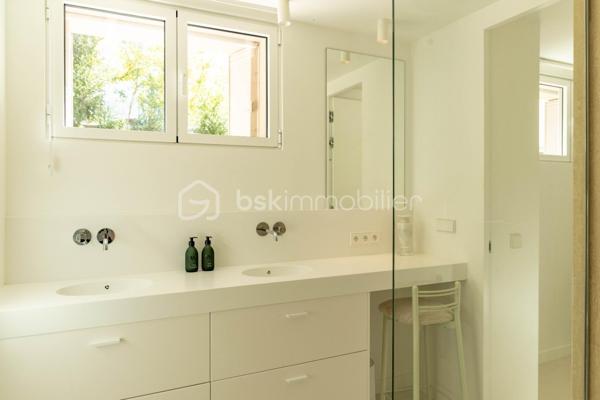 Au sein du prestigieux Domaine de Grand Champ, dans un environnement résidentiel privilégié à proximité immédiate de Saint-Germain-en-Laye, cette maison d'architecte entièrement rénovée en 2024 développe 201 m² habitables sur un magnifique terrain arboré de 1 265 m².

Dès l'entrée, les volumes généreux, la luminosité et la qualité des prestations séduisent immédiatement. Le rez-de-chaussée accueille un vaste séjour et une salle à manger traversants, ouverts sur le jardin par une élégante façade vitrée aux lignes courbes. La cuisine, aménagée sur mesure, indépendante tout en restant ouverte sur les espaces de vie, est équipée d'un îlot central en granit et de plans de travail en Corian. Elle se prolonge naturellement vers une agréable terrasse de 30 m². Un bureau bénéficiant d'une vue sur le jardin, un vestiaire et un WC invités complètent ce niveau.

À l'étage, l'espace nuit se compose de deux chambres avec placards intégrés. La première bénéficie d'une spacieuse salle d'eau avec WC. La seconde dispose également de sa propre salle d'eau avec WC. Les deux chambres s'organisent autour d'un dressing central réalisé sur mesure.

Le rez-de-jardin, accessible de plain-pied et bénéficiant d'une entrée indépendante, constitue un véritable espace de vie complémentaire. Il comprend un salon télévision, cinéma ou bibliothèque bénéficiant d'une isolation acoustique renforcée, deux chambres supplémentaires avec placards, une salle d'eau avec WC, une kitchenette ainsi qu'une buanderie aménagée et équipée.

Un studio indépendant entièrement équipé complète l'ensemble et offre de nombreuses possibilités : accueil de la famille, activité professionnelle, hébergement d'amis ou logement autonome.

La rénovation a été réalisée avec une attention particulière portée au confort et à la performance énergétique : isolation complète, menuiseries aluminium à profilés fins, ventilation double flux thermodynamique assurant chauffage et rafraîchissement, rangements sur mesure et équipements récents. La maison est classée DPE C et bénéficie des garanties décennales liées aux travaux réalisés.

Garage motorisé, stationnements extérieurs et portail automatique viennent parfaire les prestations. 

Une propriété rare, alliant architecture, confort contemporain et qualité de vie, au cœur de l'un des secteurs les plus recherchés de l'Ouest parisien.