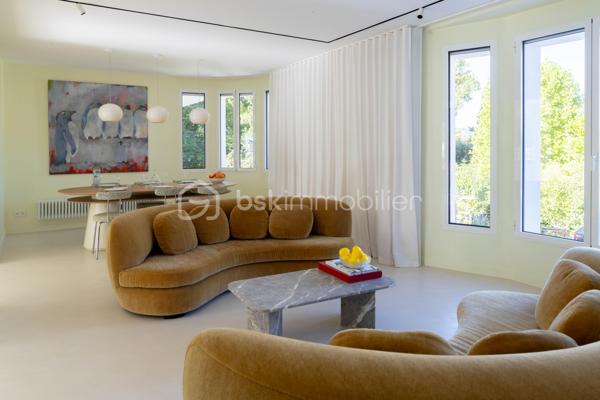 Au sein du prestigieux Domaine de Grand Champ, dans un environnement résidentiel privilégié à proximité immédiate de Saint-Germain-en-Laye, cette maison d'architecte entièrement rénovée en 2024 développe 201 m² habitables sur un magnifique terrain arboré de 1 265 m².

Dès l'entrée, les volumes généreux, la luminosité et la qualité des prestations séduisent immédiatement. Le rez-de-chaussée accueille un vaste séjour et une salle à manger traversants, ouverts sur le jardin par une élégante façade vitrée aux lignes courbes. La cuisine, aménagée sur mesure, indépendante tout en restant ouverte sur les espaces de vie, est équipée d'un îlot central en granit et de plans de travail en Corian. Elle se prolonge naturellement vers une agréable terrasse de 30 m². Un bureau bénéficiant d'une vue sur le jardin, un vestiaire et un WC invités complètent ce niveau.

À l'étage, l'espace nuit se compose de deux chambres avec placards intégrés. La première bénéficie d'une spacieuse salle d'eau avec WC. La seconde dispose également de sa propre salle d'eau avec WC. Les deux chambres s'organisent autour d'un dressing central réalisé sur mesure.

Le rez-de-jardin, accessible de plain-pied et bénéficiant d'une entrée indépendante, constitue un véritable espace de vie complémentaire. Il comprend un salon télévision, cinéma ou bibliothèque bénéficiant d'une isolation acoustique renforcée, deux chambres supplémentaires avec placards, une salle d'eau avec WC, une kitchenette ainsi qu'une buanderie aménagée et équipée.

Un studio indépendant entièrement équipé complète l'ensemble et offre de nombreuses possibilités : accueil de la famille, activité professionnelle, hébergement d'amis ou logement autonome.

La rénovation a été réalisée avec une attention particulière portée au confort et à la performance énergétique : isolation complète, menuiseries aluminium à profilés fins, ventilation double flux thermodynamique assurant chauffage et rafraîchissement, rangements sur mesure et équipements récents. La maison est classée DPE C et bénéficie des garanties décennales liées aux travaux réalisés.

Garage motorisé, stationnements extérieurs et portail automatique viennent parfaire les prestations. 

Une propriété rare, alliant architecture, confort contemporain et qualité de vie, au cœur de l'un des secteurs les plus recherchés de l'Ouest parisien.
