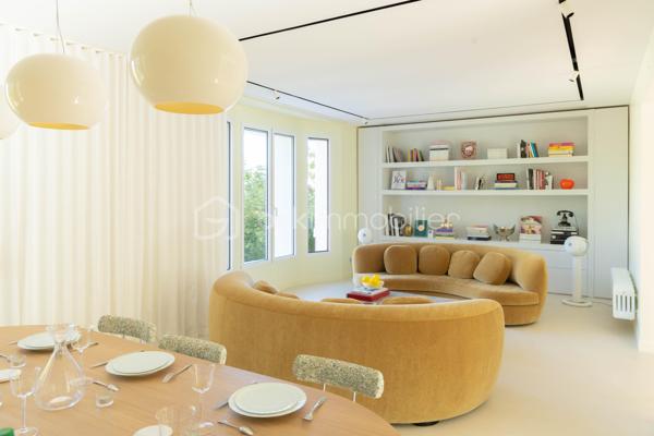 Au sein du prestigieux Domaine de Grand Champ, dans un environnement résidentiel privilégié à proximité immédiate de Saint-Germain-en-Laye, cette maison d'architecte entièrement rénovée en 2024 développe 201 m² habitables sur un magnifique terrain arboré de 1 265 m².

Dès l'entrée, les volumes généreux, la luminosité et la qualité des prestations séduisent immédiatement. Le rez-de-chaussée accueille un vaste séjour et une salle à manger traversants, ouverts sur le jardin par une élégante façade vitrée aux lignes courbes. La cuisine, aménagée sur mesure, indépendante tout en restant ouverte sur les espaces de vie, est équipée d'un îlot central en granit et de plans de travail en Corian. Elle se prolonge naturellement vers une agréable terrasse de 30 m². Un bureau bénéficiant d'une vue sur le jardin, un vestiaire et un WC invités complètent ce niveau.

À l'étage, l'espace nuit se compose de deux chambres avec placards intégrés. La première bénéficie d'une spacieuse salle d'eau avec WC. La seconde dispose également de sa propre salle d'eau avec WC. Les deux chambres s'organisent autour d'un dressing central réalisé sur mesure.

Le rez-de-jardin, accessible de plain-pied et bénéficiant d'une entrée indépendante, constitue un véritable espace de vie complémentaire. Il comprend un salon télévision, cinéma ou bibliothèque bénéficiant d'une isolation acoustique renforcée, deux chambres supplémentaires avec placards, une salle d'eau avec WC, une kitchenette ainsi qu'une buanderie aménagée et équipée.

Un studio indépendant entièrement équipé complète l'ensemble et offre de nombreuses possibilités : accueil de la famille, activité professionnelle, hébergement d'amis ou logement autonome.

La rénovation a été réalisée avec une attention particulière portée au confort et à la performance énergétique : isolation complète, menuiseries aluminium à profilés fins, ventilation double flux thermodynamique assurant chauffage et rafraîchissement, rangements sur mesure et équipements récents. La maison est classée DPE C et bénéficie des garanties décennales liées aux travaux réalisés.

Garage motorisé, stationnements extérieurs et portail automatique viennent parfaire les prestations. 

Une propriété rare, alliant architecture, confort contemporain et qualité de vie, au cœur de l'un des secteurs les plus recherchés de l'Ouest parisien.